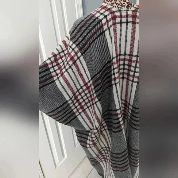 Quagga Plaid Print Poncho With Pockets One Size (EUC) - Picture 12 of 14